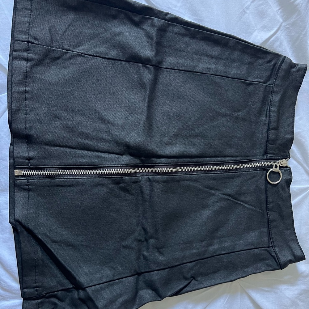 Two mini skirts - Picture 4 of 8
